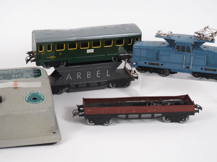 Train en O de marque Hornby comprenant une motrice 13001, wagons, voit
