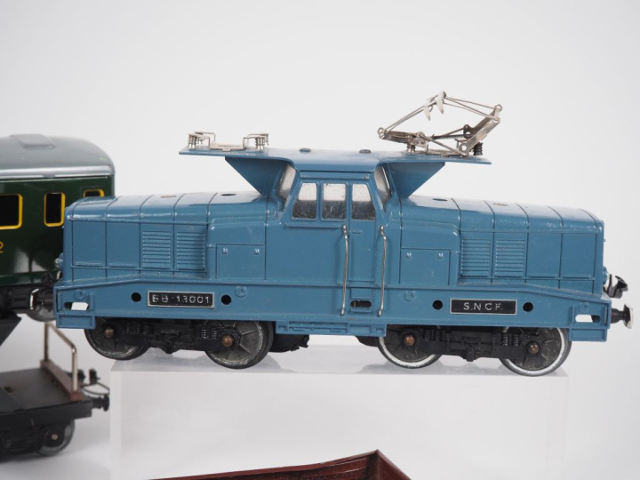 Train en O de marque Hornby comprenant une motrice 13001, wagons, voit