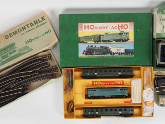 Vente aux enchères Lot de Hornby HO en boîte d'origine dont transformateur, rails, signau