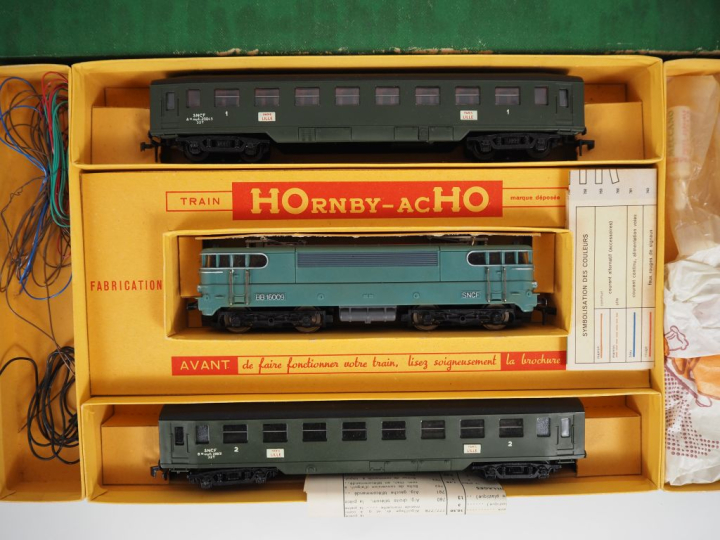Lot de Hornby HO en boîte d'origine dont transformateur, rails, signau