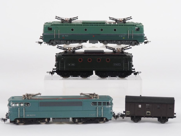 Matériel roulant en HO de marque HORNBY Ho lot comprenant motrice BB 8