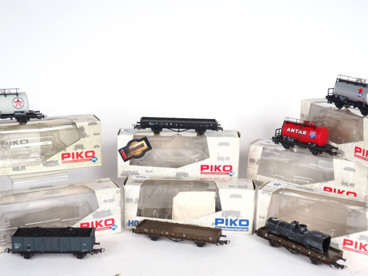 Matériel roulant Ho PIKO comprenant 7 Wagons citernes et autres dont r
