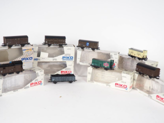 Vente aux enchères Matériel roulant Ho PIKO comprenant 8 Wagons couvert en boite dont réf