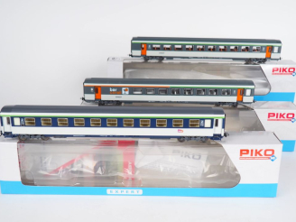 Vente aux enchères Matériel roulant Ho PIKO comprenant 3 voitures corail SNCF dont réf : 