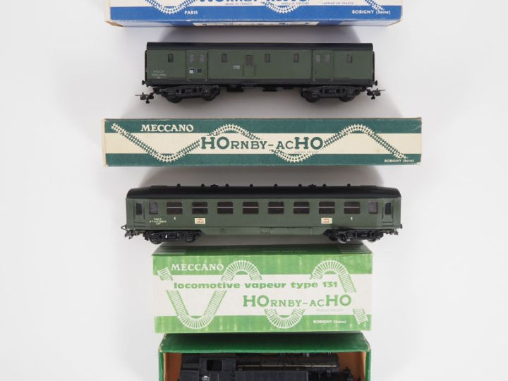Lot comprenant : - Hornby HO - Locotender 131 TB 42 en boîte d'origine