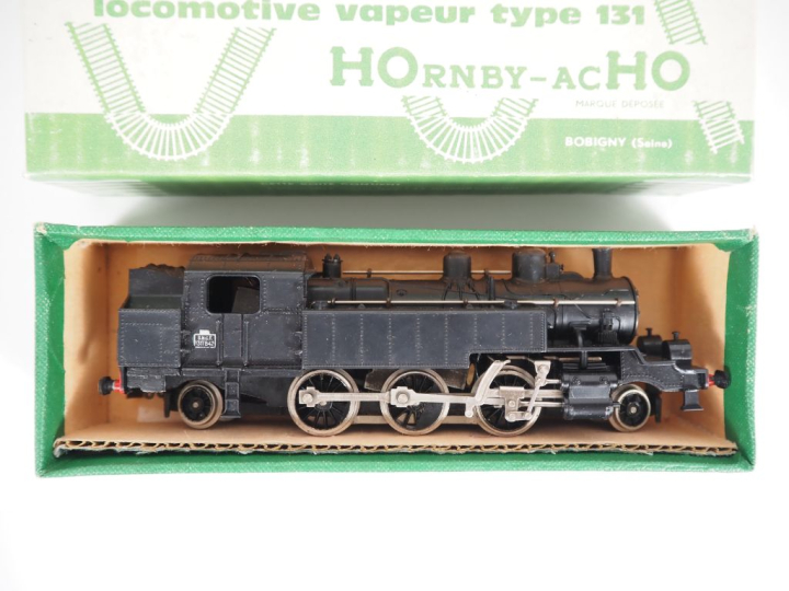 Lot comprenant : - Hornby HO - Locotender 131 TB 42 en boîte d'origine