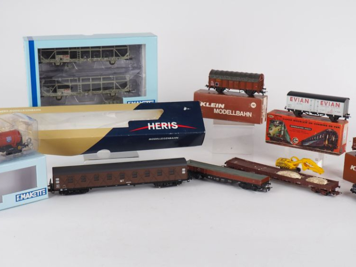 Matériel roulant de diverses marques dont Wagons de marchandises en bo