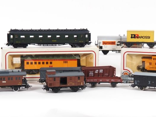 Modélisme ferroviaire roulant en HO de diverses marques dont PIKO, Bac