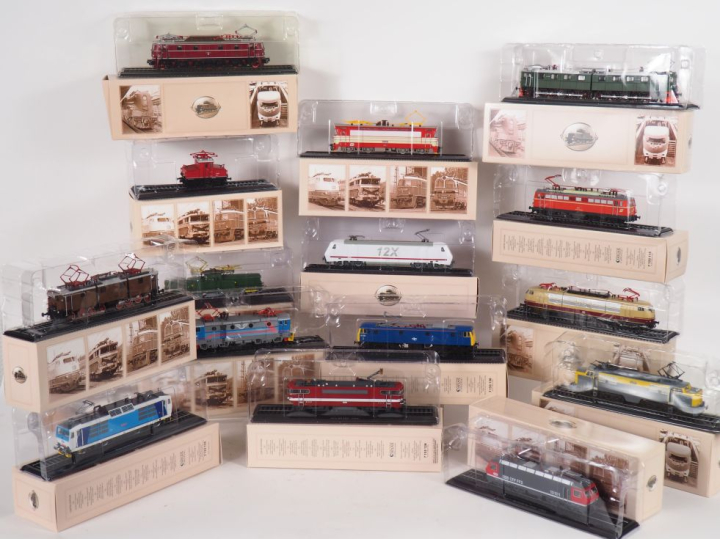 ATLAS Collection lot de 26 maquettes de Motrices sur rail en boites ca