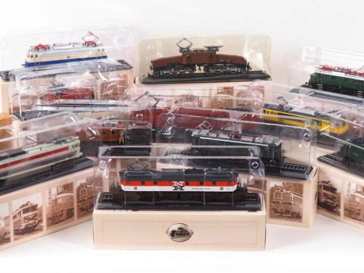 ATLAS Collection lot de 26 maquettes de Motrices sur rail en boites ca