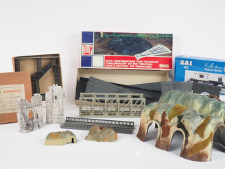 Vente aux enchères Lot d’éléments de décors de réseau HO comprenant : Maquettes à monter,