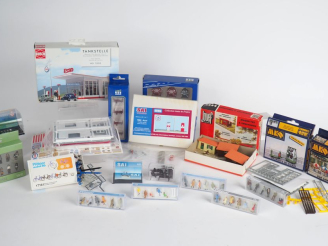 Vente aux enchères Lot d’élément de décor de réseaux HO dont personnges preiser et norev 