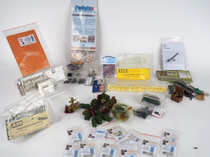 Eléments de décor de réseau HO miniature dont arbres barrières , sable