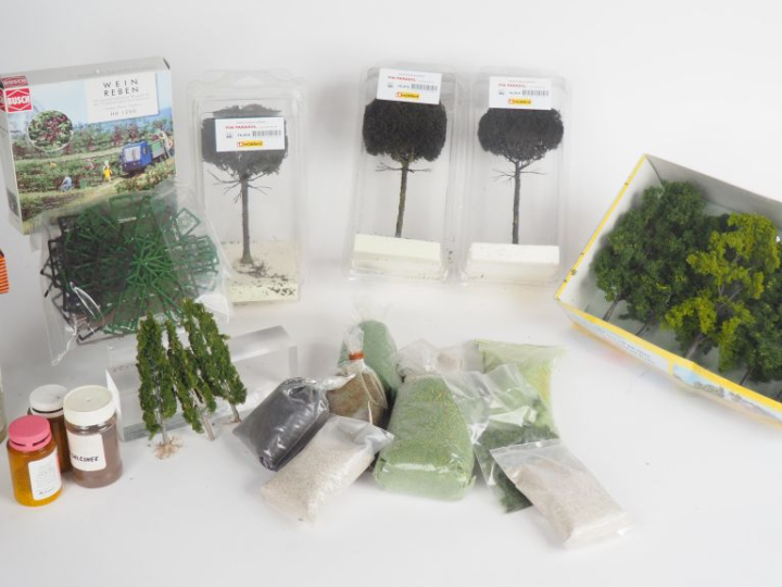 Eléments de décor de réseau HO miniature dont arbres barrières , sable