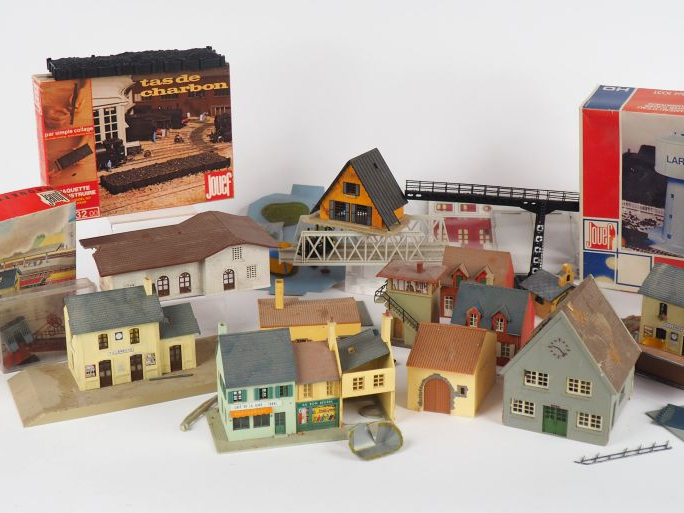 Modèlisme HO lot de maquettes montées dont maisons, tentes de camping,