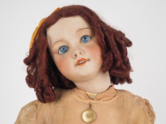 Vente aux enchères SFBJ 301. Grande poupée française, yeux basculant bleus, vêtements de 