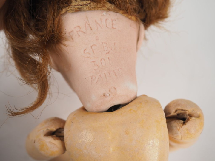 SFBJ Paris 301, taille 2. Poupée avec la tête accidentée, cassée, reco