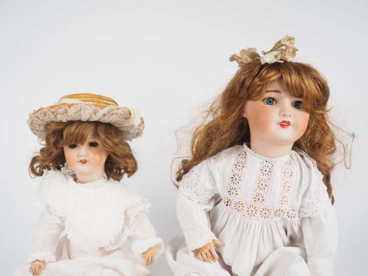 Lot de deux poupées de fabrication française avec tête porcelaine comp