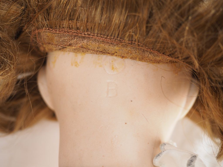 Lot de deux poupées de fabrication française avec tête porcelaine comp