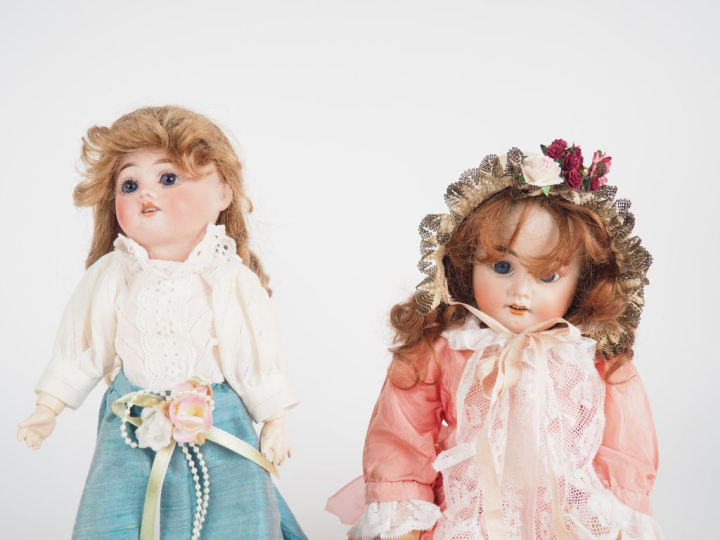 Lot de deux poupées Fleischmann comprenant :  Poupée tête porcelaine, 