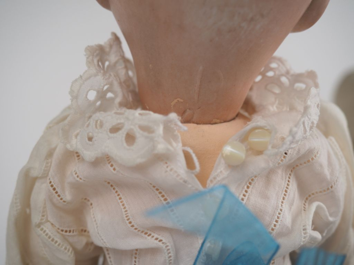 Lot de deux poupées Fleischmann comprenant :  Poupée tête porcelaine, 