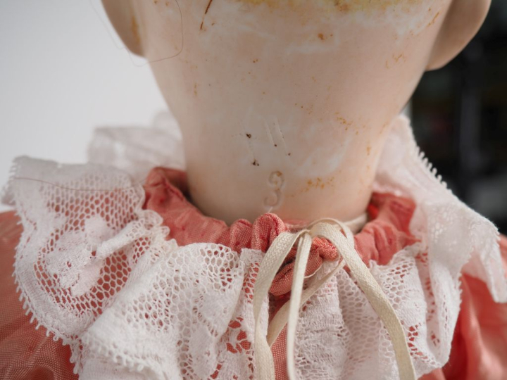 Lot de deux poupées Fleischmann comprenant :  Poupée tête porcelaine, 