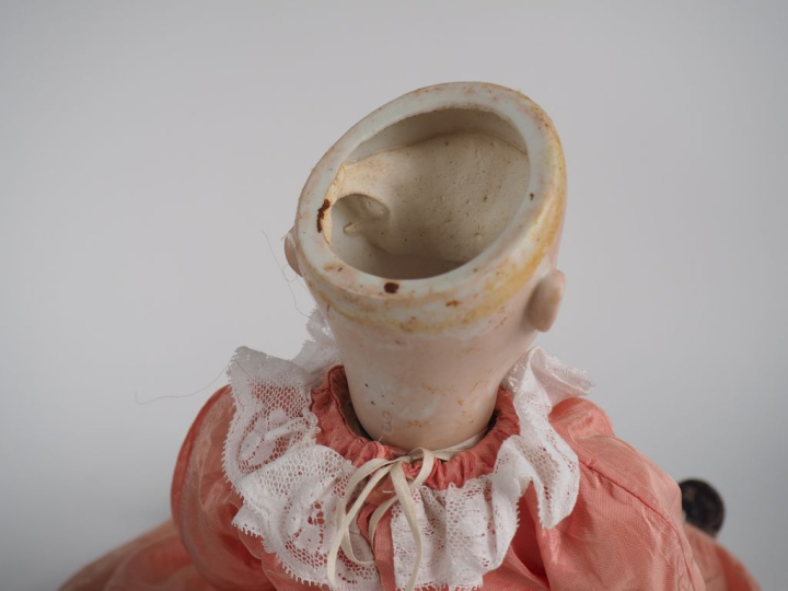Lot de deux poupées Fleischmann comprenant :  Poupée tête porcelaine, 