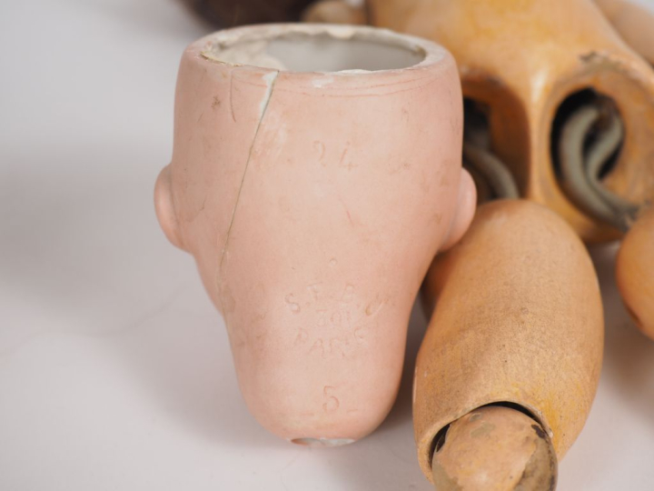 Lot de 2 poupées anciennes tête porcelaine dont une petite poupée Flei