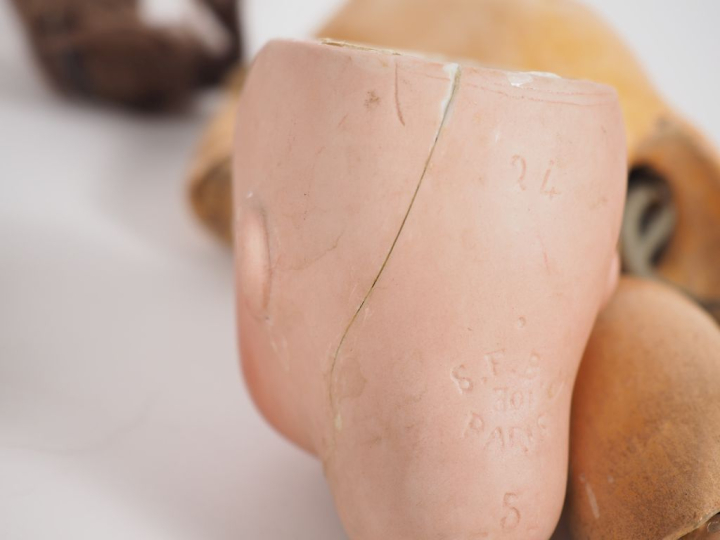 Lot de 2 poupées anciennes tête porcelaine dont une petite poupée Flei