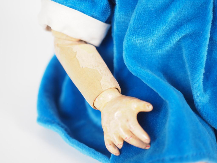 Lot comprenant une poupée rosette entièrement en composition avec son 