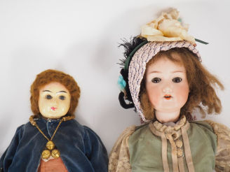 Vente aux enchères Lot de 2 poupées anciennes comprenant. une entièrement en composition 