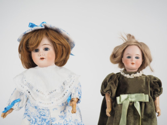 Vente aux enchères Lot de deux poupées anciennes comprenant : SMPB 8/0. Tête porcelaine, 