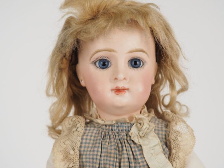 PARIS BEBE.  Poupée de fabrication française, taille 5, marquée. Tête 