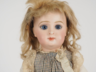 Vente aux enchères PARIS BEBE.  Poupée de fabrication française, taille 5, marquée. Tête 