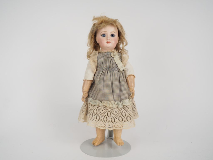 PARIS BEBE.  Poupée de fabrication française, taille 5, marquée. Tête 