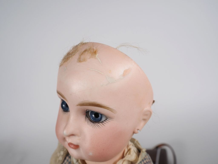 PARIS BEBE.  Poupée de fabrication française, taille 5, marquée. Tête 