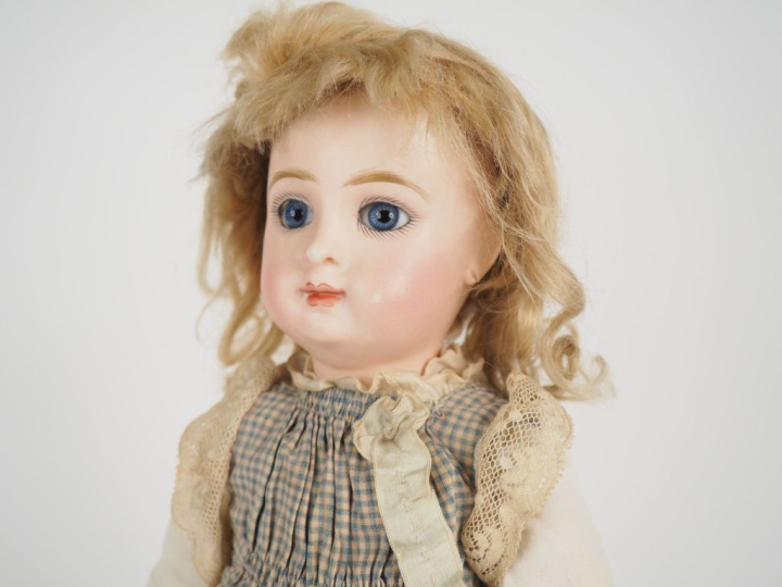 PARIS BEBE.  Poupée de fabrication française, taille 5, marquée. Tête 