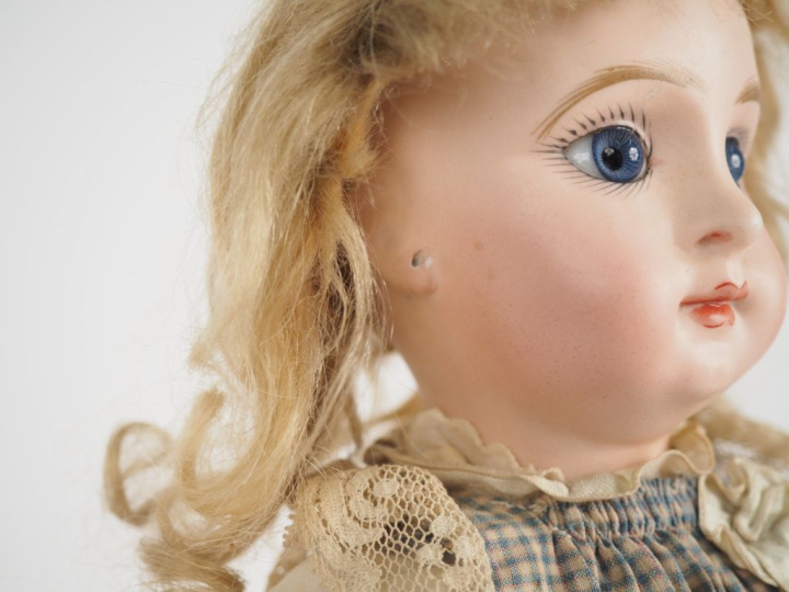 PARIS BEBE.  Poupée de fabrication française, taille 5, marquée. Tête 