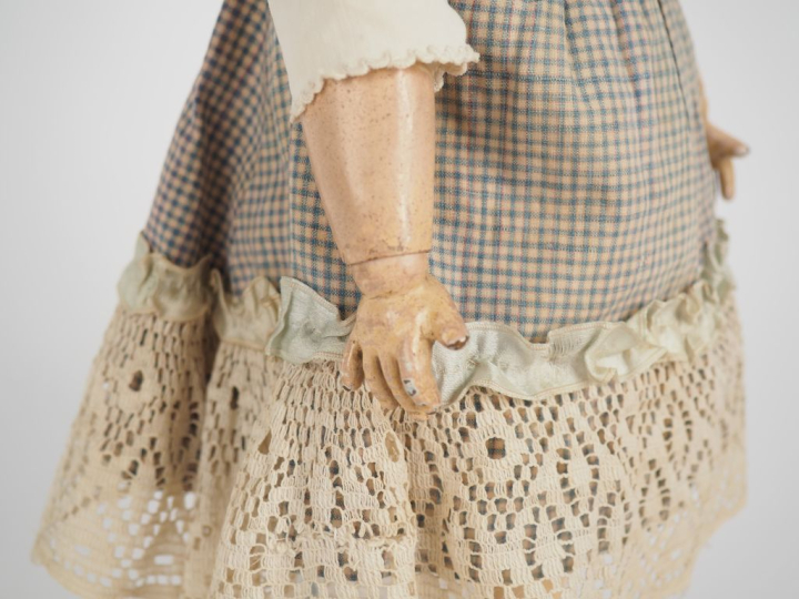 PARIS BEBE.  Poupée de fabrication française, taille 5, marquée. Tête 