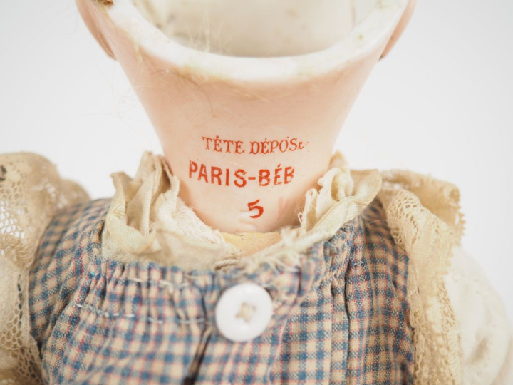 PARIS BEBE.  Poupée de fabrication française, taille 5, marquée. Tête 