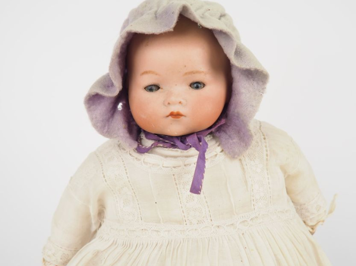 Armand Marseille. Bébé nouveau-né aux yeux basculants, bouche fermée, 