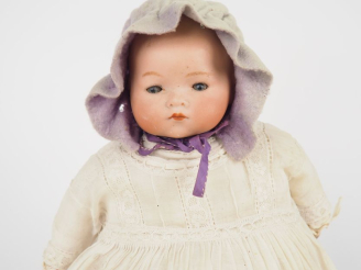 Vente aux enchères Armand Marseille. Bébé nouveau-né aux yeux basculants, bouche fermée, 