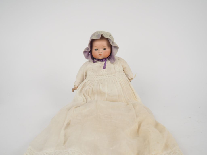 Armand Marseille. Bébé nouveau-né aux yeux basculants, bouche fermée, 