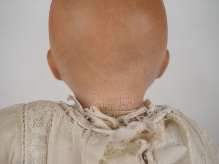 Armand Marseille. Bébé nouveau-né aux yeux basculants, bouche fermée, 