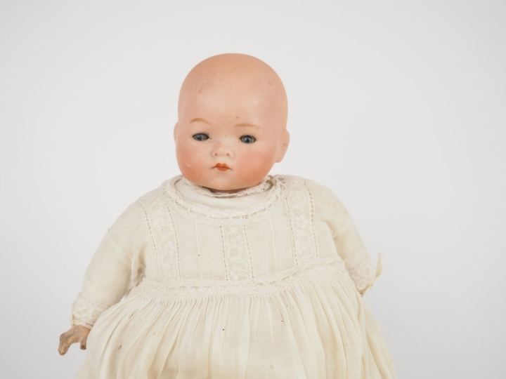 Armand Marseille. Bébé nouveau-né aux yeux basculants, bouche fermée, 