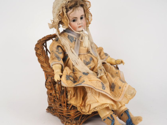 Vente aux enchères Poupée bouche fermée de fabrication allemande, tête pleine de type Bel