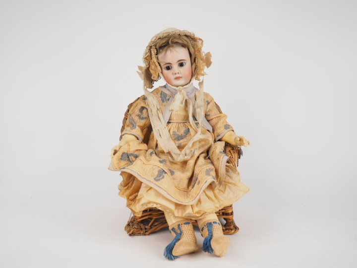 Poupée bouche fermée de fabrication allemande, tête pleine de type Bel