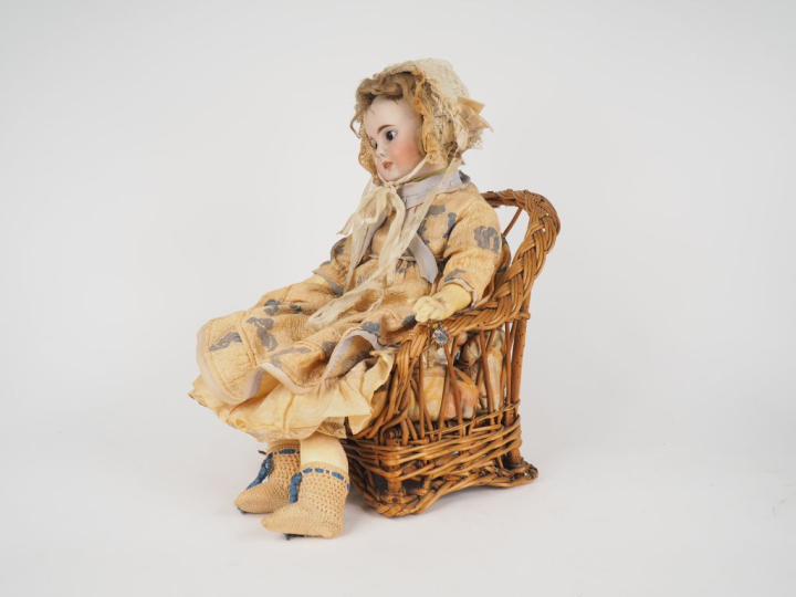 Poupée bouche fermée de fabrication allemande, tête pleine de type Bel