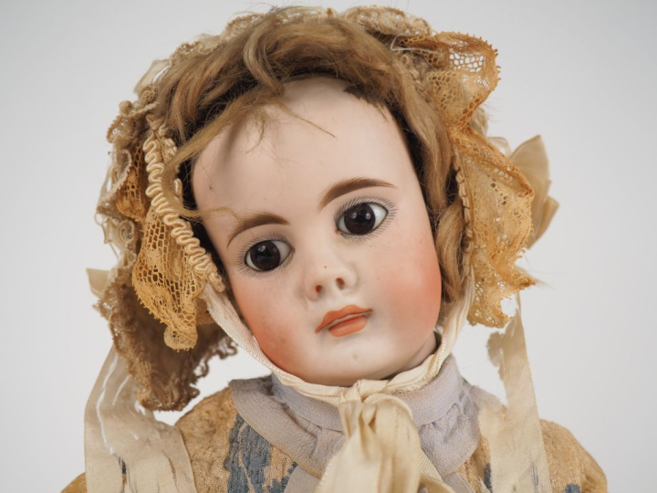 Poupée bouche fermée de fabrication allemande, tête pleine de type Bel