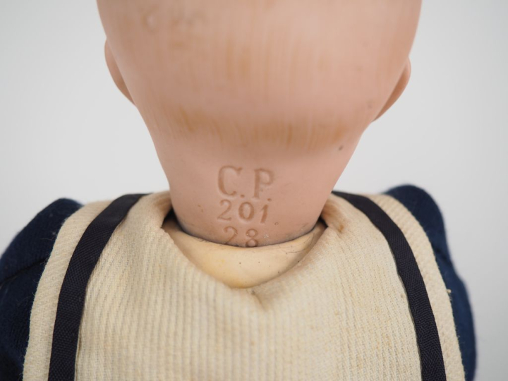 CP 201 28. Bébé de caractère de fabrication allemande. Tête pleine, ye